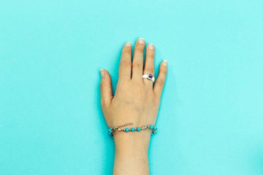 Hamsa el dikişleri, Khamsa veya Hand of Fatima yinelenen tasarım, şeytanın gözünden korunma sembolü. Zarif elmas yüzük.