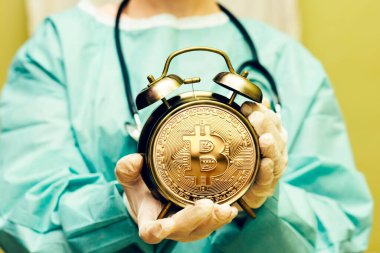 Cerrahın elinde çalar saat, saat gibi de bitcoin var. Kripto para birimine yatırım için son tarih kavramını kabul et 