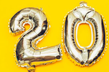 Sarı arka planda 20 numaralı gümüş folyo.