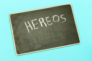 Mavi zemin üzerinde yazı tahtası üzerinde kahramanlık kavramı