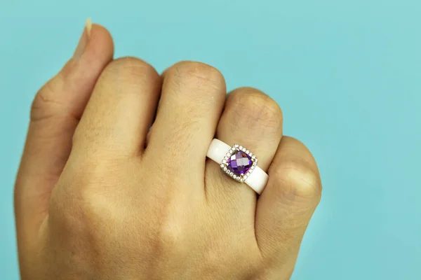 Primer Plano Del Elegante Anillo Diamantes Dedo Mujer Amor Boda —  Fotos de Stock