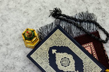 Siyah tespih ile Süs Arap fener ud parfüm, dua mat Ramazan Kareem Tebrik Kartı. Ramazan Mübarek. Çeviri: Mutlu & Kutsal Ramazan. Müslümanlar için oruç ayı.