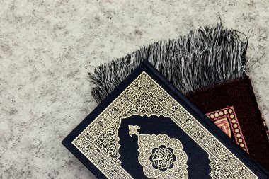 Kutsal Kur 'an, Arapça bir dille, Kuran' la ve Kuran 'la.