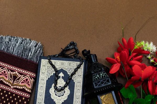 Ornamental Linterna Árabe Oud Perfume Con Rosario Negro Alfombra Oración —  Fotos de Stock