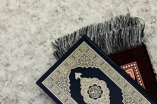 Sagrado Corán Con Caligrafía Árabe Significado Corán Alfombra Oración —  Fotos de Stock