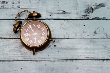 Antika alarm. Saat 7 'de, ahşap masada.