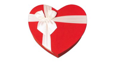 kapalı kalp şekilli kutu beyaz üzerinde izole