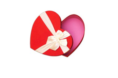 kapalı kalp şekilli kutu beyaz üzerinde izole