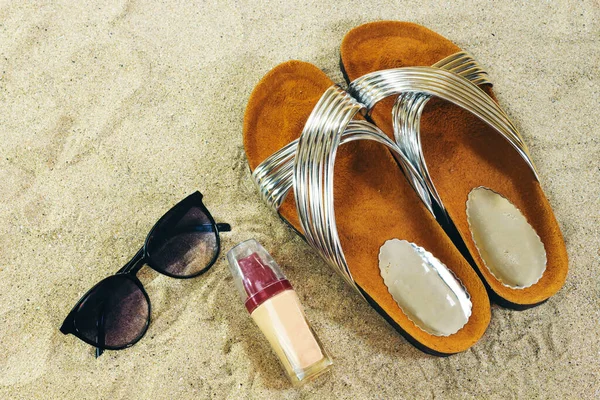 Sluneční Brýle Pantofle Tekutý Základ Písku Letní Koncept — Stock fotografie