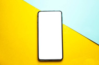 Mobil akıllı telefon renkli arkaplanda izole edildi