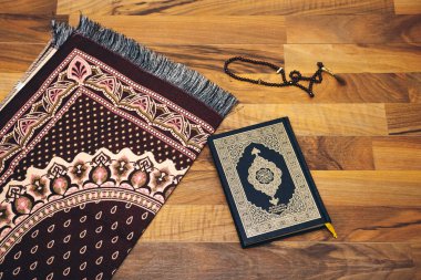 Süslü siyah tespih, Ramazan Kareem tebrik kartı. Ramazan Mübarek. Tercümesi: Mutlu Ramazanlar. Müslümanlar için oruç tutma ayı