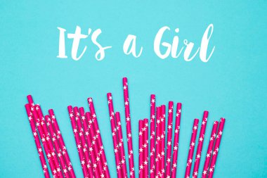 Mavi Arkaplan 'da Sınır Çerçevesi Olarak Dağılmış Yıldız desenli Pembe Kağıt İçen Pipetler. Doğum günü Partisi konsepti