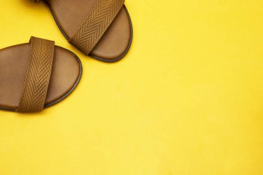 Güzel bir kadın yaz güneşliği sarı arka planda izole edilmiş.