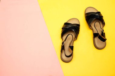 Güzel bir kadın yaz güneşliği izole 