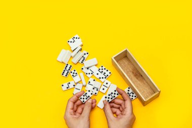 Domino masası oyunu. Domino taşlarını tutan eller