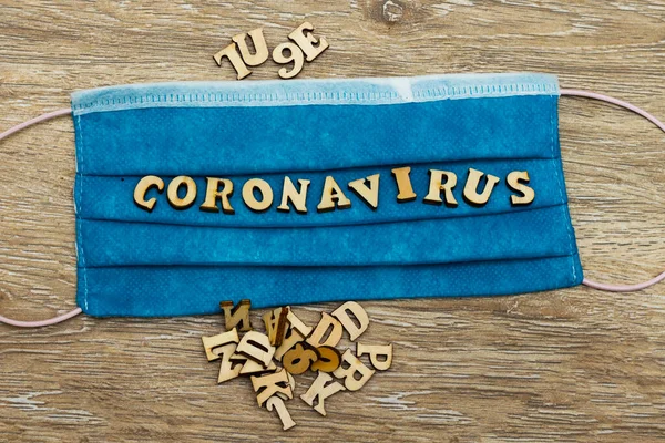 Formación Coronavirus Con Alfabetos Madera Sobre Máscara Médica —  Fotos de Stock