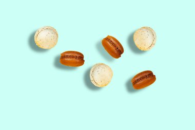 Mavi arka planda izole edilmiş Uçan Fransız Renkli Makarnaları.