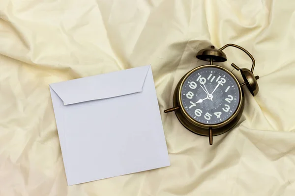 White Envelope Mock Blank Template Alarm Showing Clock Bed — Stock Photo, Image