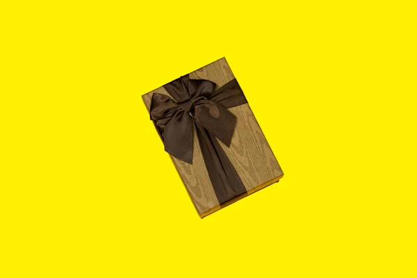 Weihnachten Hintergrund Mit Geschenkbox Isoliert Auf Gelb Vorbereitung Für Die — Stockfoto