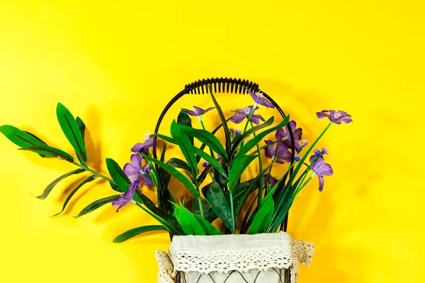 漂亮的人造紫色花瓶 黄色背景隔离 — 图库照片
