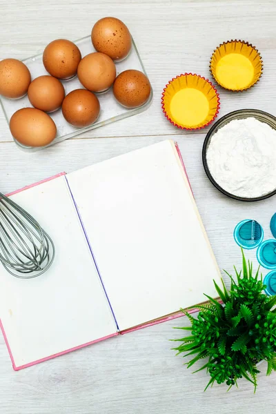 Boş tarif kitabı, yumurta ve unu aç 