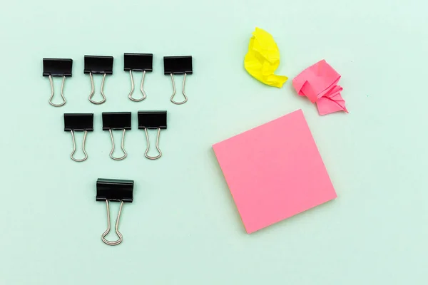 Organizasyon ve takım yapısı buldog ataçları ve liderlik yapışkan notuyla sembolize edildi.