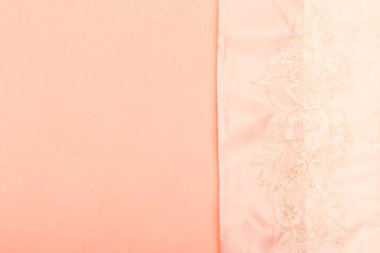 Pembe arka planda izole edilmiş renkli karides havlusu.