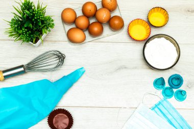 Yumurta, un, tıbbi maske ve ahşap masa üzerinde ot bitkisi olan alanı kopyala