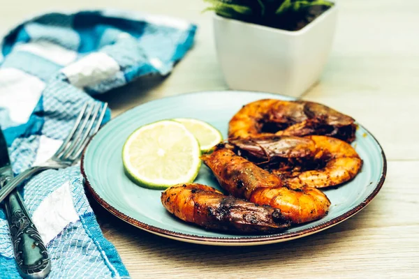 Camarões Grelhados Assados Deliciosos Placa Com Fatia Limão Faca Garfo — Fotografia de Stock