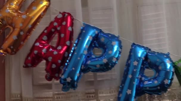 Globos Fiesta Feliz Cumpleaños Contra Una Ventana Concepto Del Partido — Vídeo de stock
