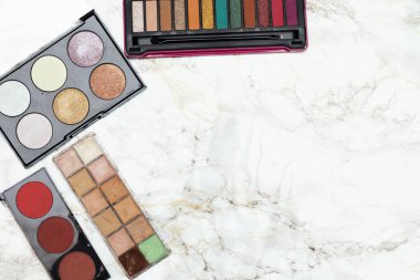 Renkli göz farı ve allık temeli, mermer arka planda kopyalama alanı ile renklendirici