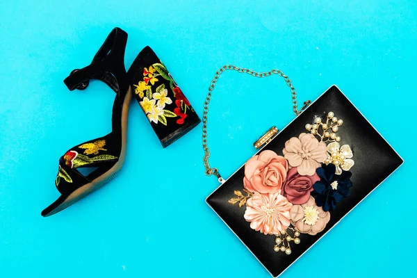 スタイリッシュな古典的な黒の女性のサンダルの靴 ハイヒールと花の黒いクラッチの刺繍の花 — ストック写真