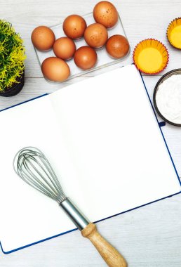 Boş tarif kitabı, yumurta ve unu aç