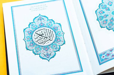 Sarı üzerine Arapça bir Kur 'an oku (yup açıkla).
