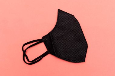 Tekstil tıbbi maskesi pembe arka planda izole edildi