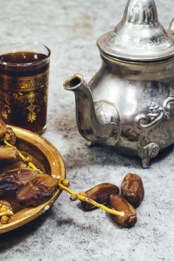 Geleneksel Fas Nane Çayı gümüş çaydanlık, Arap içeceği ve olgun hurma