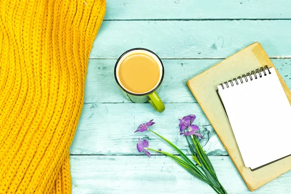Kávéscsésze Gyapjú Sál Jegyzetfüzet Virágokkal Asztalon Hello Téli Koncepció — Stock Fotó