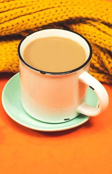 奶茶杯 带舒适围巾 橙色背景隔离 — 图库照片