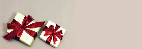 Рождественский Фон Подарочной Коробкой Изолированы Серый Подготовка Праздникам — стоковое фото