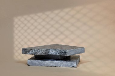 Ürünleriniz için boş mermer podyum ve bükülmüş ağ pencere gölgesi