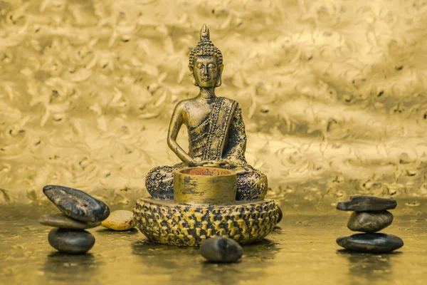 Goldbuddha Auf Goldenem Hintergrund — Stockfoto