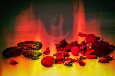 Yangın arka plan üzerinde kurutulmuş çiçek 3 taş