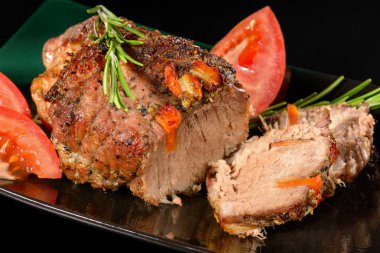 Homecooked lezzetli et kırmızı domates, havuç ve biberiye ile desteklenen 