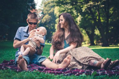 Dışarıda dinlenmiş çocuklu mutlu bir aile