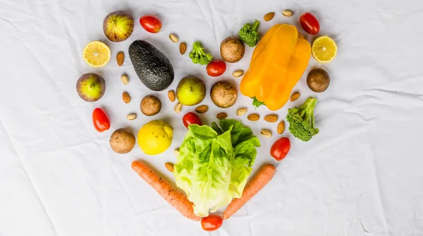 Nahaufnahme Foto von frischem Obst und Gemüse auf weißem Hintergrund — Stockfoto