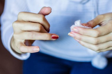 Uzun kırmızı çivi ile kadın oje kaldırma