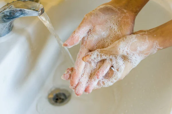 Γυναίκα πλύσιμο των χεριών με υποαλλεργικό σαπούνι στο σπίτι — Φωτογραφία Αρχείου
