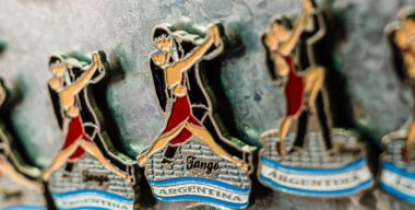 Buenos Aires'te bir hafta sonu fuarında geleneksel tango dansçıları ile Buzdolabı mıknatıslar