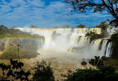 Gökkuşağı ile güneşli bir günde Iguazu şelaleler. Arjantin tarafı.