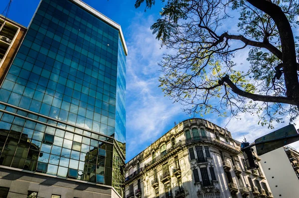 Buenos Aires'te bir gökdelen üzerinde eski bir binanın yansıması — Stok fotoğraf